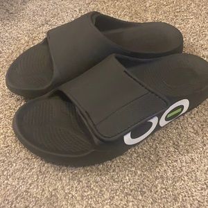 Men’s Oofos sandals